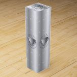 20:e Bröllop-årsdagen Heart Emblem Presentask För Vinflaska<br><div class="desc">För sin 20:e bröllop-årsdag kommer inget kort av platina att göra,  om det inte är en platinum färg vin box med en 3D-hjärtemblem och medallion som hedrar sin milstolpe med ett flaska av utsökt vin inuti!</div>