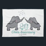 20:e chinan bröllop-årsdagen Söt elefant Kökshandduk<br><div class="desc">Tjugonde chinan bröllop-årsdagen: Söt elefanttehandduk. En söt personlig-årsjubileum för ett par eller en dotter och svärson som firar tjugo år av giftermål. Matchningskort finns också för make och hustru. Årsdagen som visas,  liksom budskapet,  kan ändras om så önskas.</div>