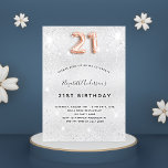 21:a årsdagen silver guld glitter inbjudningar<br><div class="desc">En modern,  snyggt och glamorös inbjudan till 21-årsdagen party. En faux silver-tittar bakgrund,  dekorerad med glitter-damm. Anpassa och lägg till ditt namn och information om party. Nummer 21 är skript med faux guld ballong stil,  skript.</div>