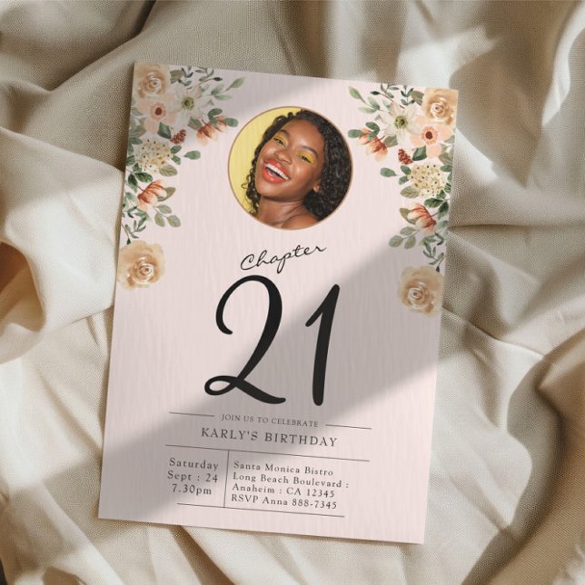 21:a födelsedag Blommigt Foto Party Inbjudningar (Custom blush pink 21st birthday floral party invitation on a cloth background)