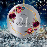 21:a födelsedag blommigt guld silver monogram julgransprydnad keramik<br><div class="desc">En 21:a födelsedag med mallar för namn,  datum och ålder 21 år. Trendig bohemian boho stil. Dekorerad med vattenfärgat ro i burgundi och rosa. Glamorös,  glansig faux silver-metallisk tittar bakgrund både fram och bak. Ett faux guld geometric ram. Perfekt både som födelsedagspresent,  keepé eller som party födelsedagsfest dekoration.</div>