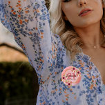 21:a födelsedag: blommor från party coral guld dah knapp<br><div class="desc">En knapp på trendiget för en 21-årsdag party. Med ett faux guld hexagon geometriskt utformat ram. Dahlia-blommor i rosa,  kräm och korall. Att leva med polka dots som bakgrund. Mallar för namn,  21 år och datum. Födelsedatum eller födelsedatum i party. Burgundy och korall färgad brev.</div>