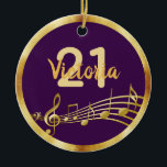 21:a födelsedag lila guld musik noter namn julgransprydnad keramik<br><div class="desc">Elegant,  chic och färgad för lila med Faux guld musik noter för en 21-årsdag i party. Med faux guld ram. Mallar för ålder och namn. Namn är skrivet i ett handskrivet skript i stil. Brev och nummer. Underbar som födelsedagspresent eller keepsaké.</div>