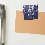 21:a födelsedag - marinblå silver-stjärnor magnet<br><div class="desc">För en 21-årsdag party. En marin blå bakgrund färg med faux silver-stjärnor. Den blå färg är ojämn. Lägg till ditt namn,  text. Du kan använda som Spara datumpåminnelse för gästerna,  festen eller som en keepsaké.</div>