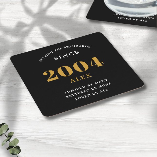 21:a födelsedag Namn 2004 Svarta Guld-Elegantens C Underlägg Papper Kvadrat (Personalized 21st birthday party coaster with name and year of birth.)