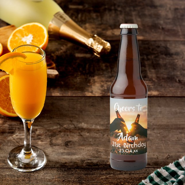 21:a födelsedag party för killarna bjuder öl ölflaska etikett (Skapare uppladdad)