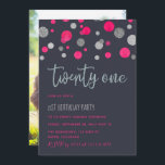 21:a födelsedag Party glitter-konfektininbjudan Inbjudningar<br><div class="desc">Rosa och silver glitter konetti 21:a födelsedagsfotoinbjudningar till Party med elegant handskriftstypografi anpassade till dina specifikationer.</div>