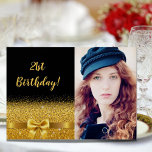 21:a födelsedag party svartfärgad guld-fotoglam inbjudningar<br><div class="desc">Elegant,  klassisk,  glamorös och feminin stil-inbjudan. En färgad i guld,  ett band och en bog med gyllene glitter och gnistra,  en bit av lek och lyx för en födelsedagsfest. Med texten: 21:a födelsedag! på framsidan. Mall för fotot. Lägg till din händelseinformation på baksidan.</div>