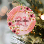 21:a födelsedag rosa blommigt guld geometriska nam julgransprydnad keramik<br><div class="desc">Ett trendig som pryds för en 21:a födelsedag, som en tjänst, gåva eller keepsaké. Med ett faux guld hexagon geometriskt utformat ram. Dahlia-blommor i rosa, kräm och korall. Att leva med polka dots som bakgrund. Mallar för namn, 21 år och datum. Födelsedatum eller födelsedatum i party. Burgundy och korall färgad...</div>