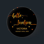 21:a födelsedag svart guld namn-datum hej 2entyone knapp<br><div class="desc">Chic trendig svart bakgrund och faux guld text skriven med ett trendig handskript i stil: hej twentyone. Med gyllene prickar som dekoration. Mallar för ett namn och ett datum, gyllene brev. Elegant och modern för en 21-årsdag party kan användas som en tjänst eller som en besparing av datumpåminnelsen för dina...</div>