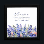 21:a födelsedagen juli födelsemånad blomma minnesask<br><div class="desc">Elegant: Blå larkspurblommor med sommarfärg skapar en vacker blommigt gräns vid grund i den här presentlådan från juli Birth Flower. Larkspur eller delphinium-blommor är Julblomman. Ett trendig typsnitt kombinerar ge och är en modern estetisk. Hela texten kan redigeras.</div>