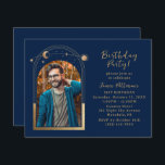 21:a födelsedagen Party Celestial Photo Blue Guld  Inbjudningar<br><div class="desc">21:a födelsedagen Party 21:e Inbjudningskortet med 21:a Celestial Photo Blue Guld Måne Stars Inbjudningar har sol, måne och stjärnor med en guld Sol på en ram marin blå bakgrund. Anpassa genom att redigera texten i de angivna textrutorna och lägga till ditt favoritfoto. PHOTO TIP: centrera fotot innan du laddar upp...</div>