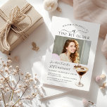 21:a födelsedagen Party Photo Espresso Martini Inbjudningar<br><div class="desc">Fågelfirmans foto går i centrum i det här trendigets Martini-födelsedagsinbjudan. Elegant- och chicens utformning har en espresso martini. En söt bugg ger en feminin beröring. Hela texten kan redigeras.</div>