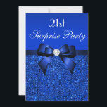 21:a överraskande Royalet Blue Sequins and Bow Inbjudningar<br><div class="desc">Kvinans 21:a överraskningsmall för födelsedagsfest inbjudan personlig anpassningsbar. Elegant anpassningsbar royal blått 21 år Överraskade inbjudningar från Party firande till kvinnor med blå sekvenser av söt royal mönster, söta royal blåkuddar och rosett band bilder och tryckt bildhalsdiamanter / noshörningar. Dessa sofistikerade, moderiktiga, feminina, klasser, snyggt, glamorös personlig inbjudan dekoreras på...</div>