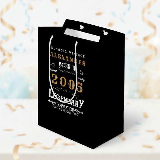 21-årsdag 2005 Lägg till namn Legend Svart Guld (Born 2005 legendary birthday gift bag. Background out of focus.)