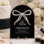 21-årsfest Svart Vit Pärla Bow Båge Inbjudningar<br><div class="desc">Elegant svart och vit inbjudan med stor vit pärlmanus på svart bakgrund. Kalligrafi ger en speciell touch. All text är redigerbar.</div>