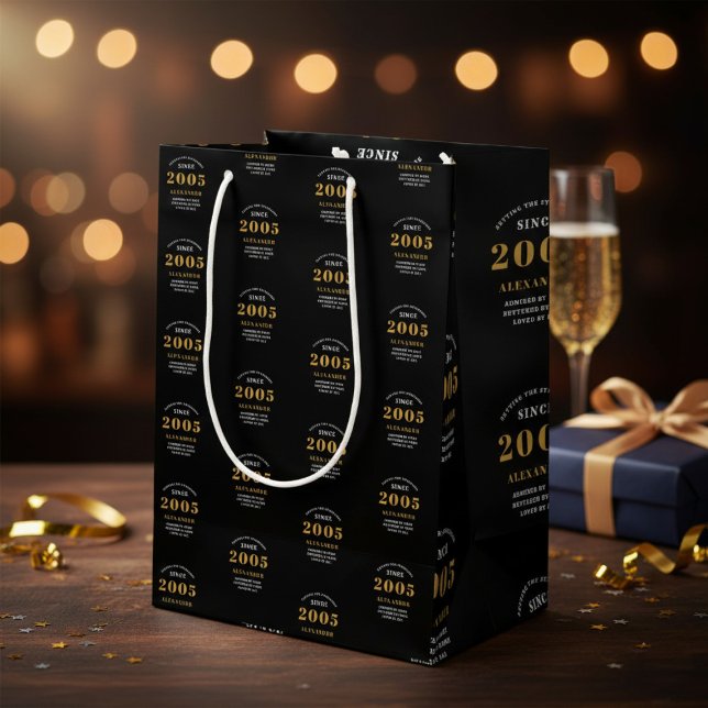 21-årsfirande 2005 Svart Guld Chic Elegant (Born 2005 gift bag. Background out of focus.)