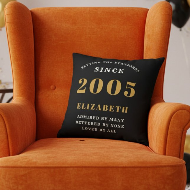 21-årspresent Personlig 2005 Svart Guld Kudde (2005 throw pillow in an orange chair)