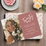21:e Födelsedagsfesten Söt för Rosa Blommigt Inbjudningar<br><div class="desc">Enkelt och modernt tjugoförsta födelsedagsfest inbjudan skapat från handmålade,  giftiga rosa blommor på gräddbakgrunden. Originalkonst av Leslie Larson.</div>