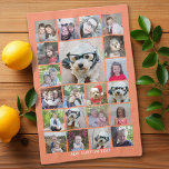 21 Fotokollage - Rutnät med extra-text - koral Kökshandduk<br><div class="desc">En design med en grundläggande bakgrund. Använda upp till 21 kvadratfoton för att skapa en unik och personlig gåva. ett rutnät för roligt med ett område för att lägga till text. Om du behöver justera bilder klickar du på verktyg för att anpassa ändringar.</div>