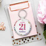 21 och Fabulous 21st Birthday Gift Nyckelring<br><div class="desc">21 och Fabulous 21st Birthday Gift Keychain. Nyckelkedjedesignen är en elegant- och snyggt-sammansättning som kombinerar typografi och blommigt. Färg-systemet har nyanser om rosa och mörkens lila,  skapar en sofistikerad och feminininisk utformning som lämnar ett bestående intryck.</div>