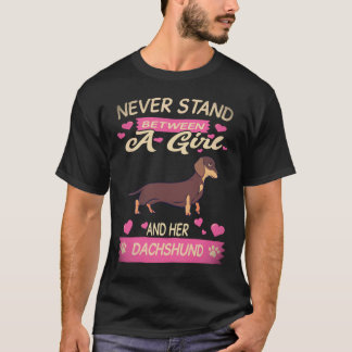 21 Ställ Dig Aldrig Mellan En Tjej Och Hennes Dach T Shirt