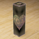 22:a Bröllop-årsdagen Coppery RoseWine Gift Box Presentask För Vinflaska<br><div class="desc">En underbar och enkel ro-hjärtkonstruktion som säger exakt vad du vill hedra henne 22 år av giftermål för det speciella flaska i vin? Då kanske min ursprungliga bild av ro med den här gamla,  fina nyansen bara är sak!</div>