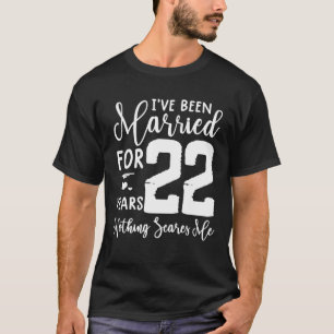 22 år med påfyllning av ett par 22-årsjubileum t shirt