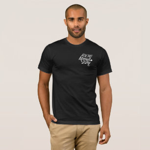 22qtshirt frågar mig om 22q, vitlogotyp på svart t shirt