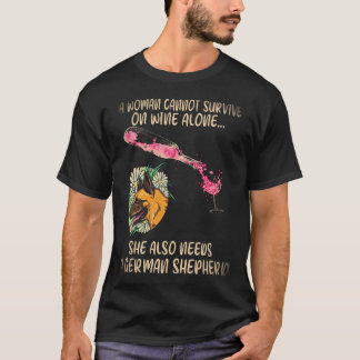 24 En kvinna kan inte överleva på enbart vin Hon b T Shirt
