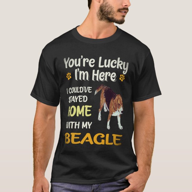24 Stannade Hemma Med Min Beagle T Shirt (Framsida)