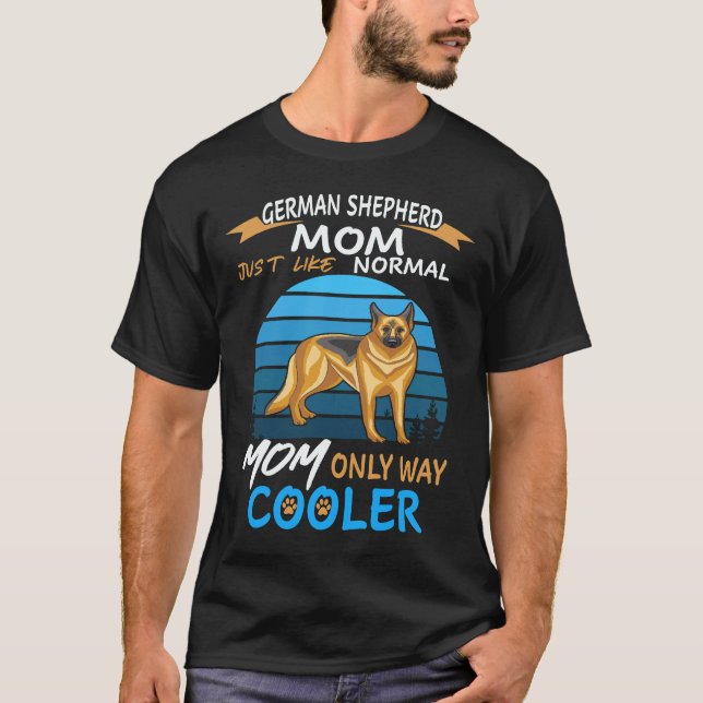 24 tyska herdehund Mamma Precis som vanlig mamma b T Shirt (Framsida)