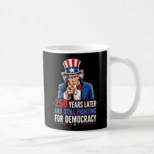 250 år senare och fortfarande kämpa för demokrati kaffemugg