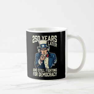 250 år senare och fortfarande kämpa för demokrati kaffemugg