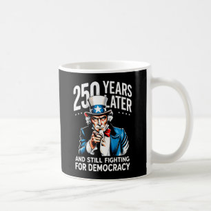 250 år senare och fortfarande kämpa för demokrati kaffemugg