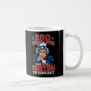250 år senare och fortfarande kämpa för demokrati kaffemugg