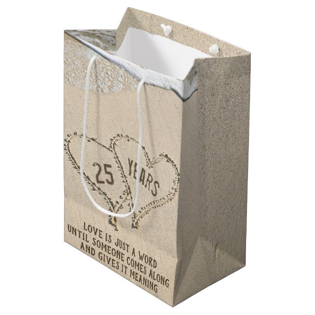 25-årsdagen för Beach Hearts Medium Gift Bag (Framsidan Vinklad)