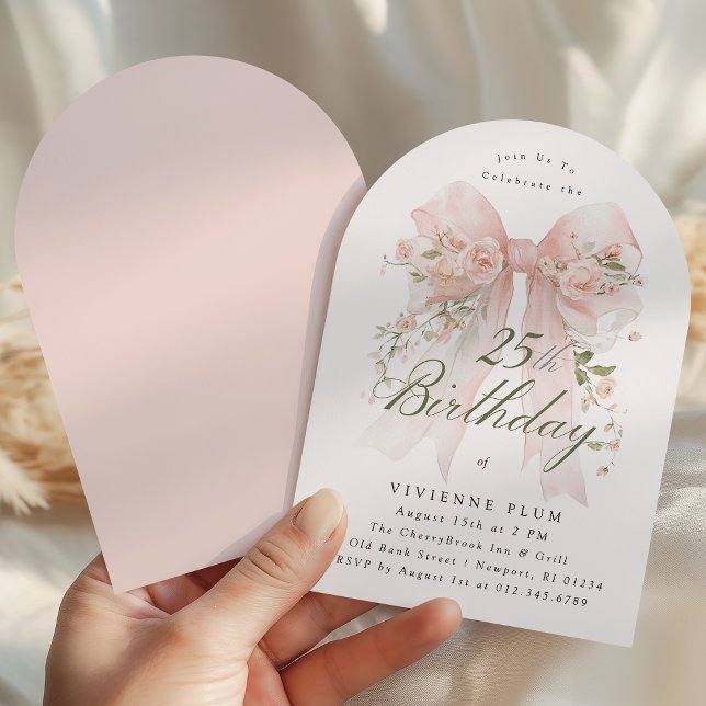 25-årsfest födelsedag rosenblommig båge med rosa b inbjudningar (Skapare uppladdad)