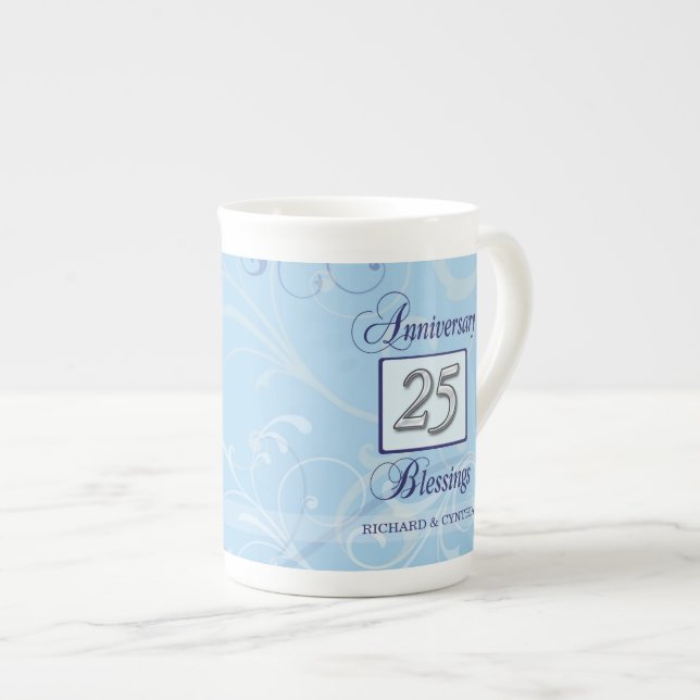 25-årsjubileum i Blått och Silver Benporslin Mugg (Framsida höger)