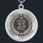 25:e årsdagen för bröllop silver glitter och guld silverpläterat halsband<br><div class="desc">Elegant vit glitter och guld 25 år bröllop med metallisk silver och svart bakgrund. Anpassade silver bröllop mall.</div>