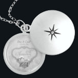 25:e årsdagen Silver Bröllop Sterling Silver Halsband<br><div class="desc">Silver grått Calla Lily har en 25-årsdag för bröllop. Banderollen elegant silver accentueras med två Calla Lilies och har textkonst som säger 25-årsdagen i ornatskript. Övre text är redot som du kan anpassa med namn och årsdagen data.</div>
