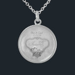 25:e årsdagen Silver Bröllop Sterling Silver Halsband<br><div class="desc">Silver grått Calla Lily bevarar sterling silver necklace med blommigtens fuktbakgrund för 25-årsdagen bröllop. Banderollen elegant silver accentueras med två Calla Lilies och har textkonst som säger 25-årsdagen i ornatskript. Övre text är redot som du kan anpassa med namn och årsdagen data.</div>