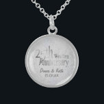 25:e årsdagen Silver Bröllop Sterling Silver Halsband<br><div class="desc">Sterling silver halsband har 25-årsjubileum typografi av stil. Anpassa namn och årsdag.</div>