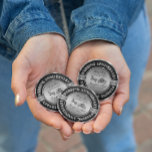 25:e Bröllop-årsdagen för Bröllop-hästar och -tran Knapp<br><div class="desc">Glamorös elegant 25-årsdag för minneshögtider i bröllop. Svart och silver med diamantaccenter. Bröllop häst och last i svart och silver grått. Anpassadets text. Mejerisagan fortsätter.</div>