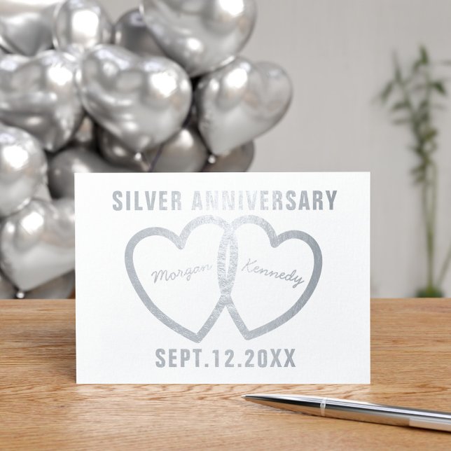 25:e Bröllop-årsdagen Hearts Silver Foil Card Folierat Kort (25th Wedding Anniversary Card with two entwined silver hearts waiting for your to add their names)