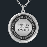 25:e Bröllop-årsdagen Metallic Silver & Black 2 Silverpläterat Halsband<br><div class="desc">Elegant 25:e bröllop-årsdagen av minneshögtiden för anpassadets text. Metallisk silver och svart. Vita diamanter accents.</div>