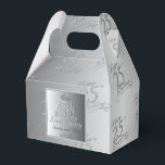 25:e Bröllop-årsdagen Silvery Presentaskar<br><div class="desc">En övertoning i silver grått med "25:e Bröllop-årsdagen i Lycklig" gör den här förmånslådan till sin egen status och elegant.(Obs! Jag har aktiverat anpassningsbarna-mallarna endast för din bekvämlighet på framsidan och baksidan.)</div>