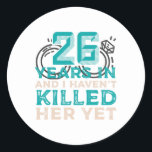 26 år in och jag har inte dödat henne än Bröllop A Runt Klistermärke<br><div class="desc">26 år in och jag har inte dödat henne än i Bröllop</div>
