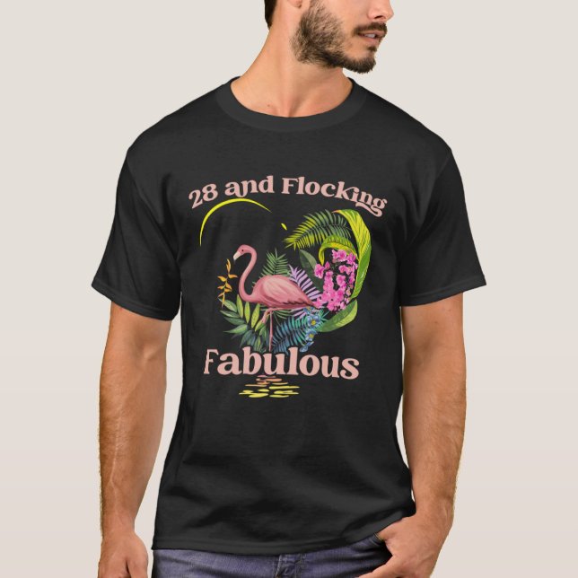 28 år gammal och flockande Fabulous Flamingo Birth T Shirt (Framsida)