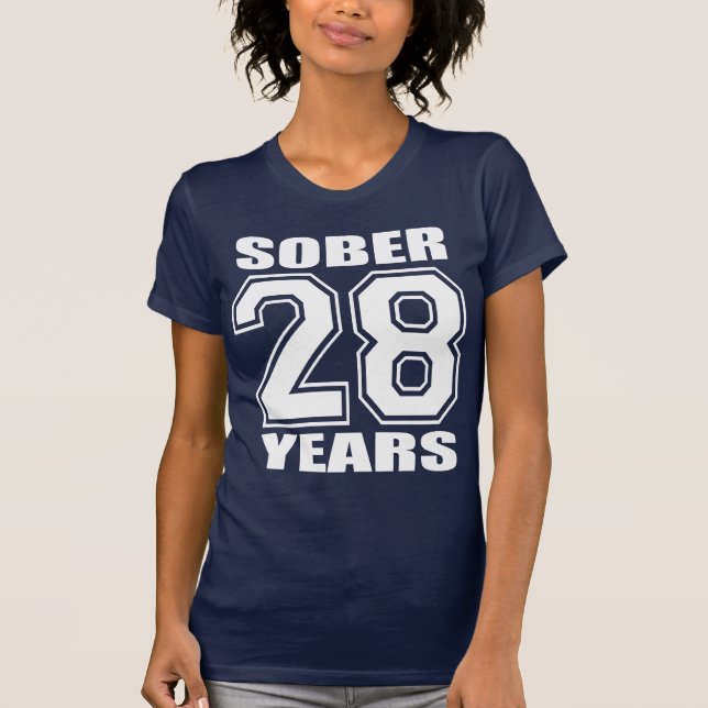 28 ÅR nyktrar till vit på mörk Tee Shirt (Framsida)